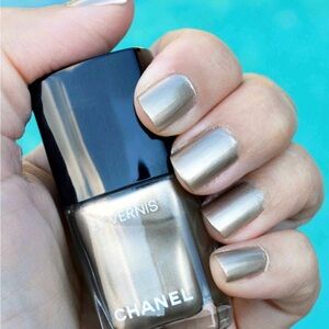 Chanel Le Vernis nail color